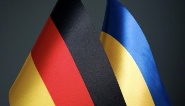Німеччина готова продовжувати підтримувати Україну, зокрема і зброєю, якщо не буде погоджений мир. Але обмежуть  інформування щодо конкретних систем озброєнь. Це стосуватиметься і систем Taurus
